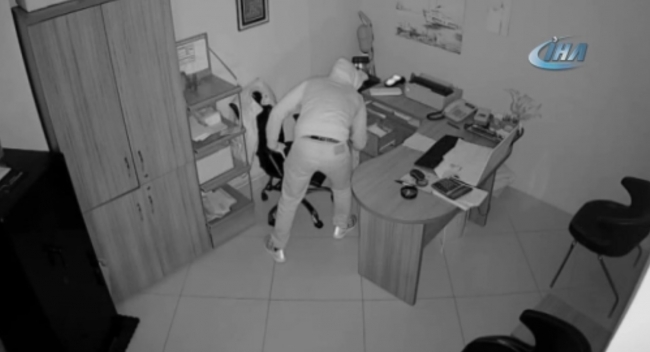 Balyozla camları kırdılar, alarm çalınca kaçtılar