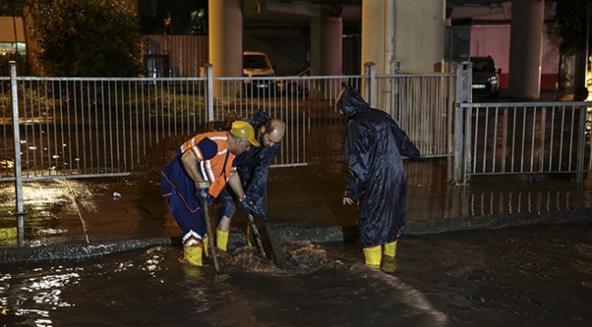 İstanbul'da sağanak su baskınlarına neden oldu