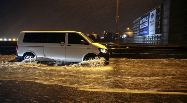 İstanbul'da sağanak su baskınlarına neden oldu