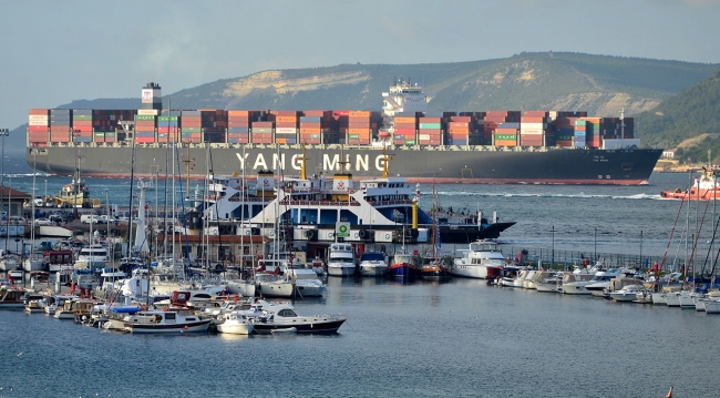 Dev konteyner gemisi Çanakkale Boğazı'ndan geçti