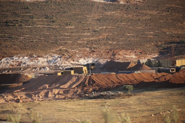 Sınır hattına kurşun geçirmez siper örülüyor