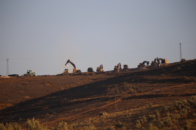 Sınır hattına kurşun geçirmez siper örülüyor
