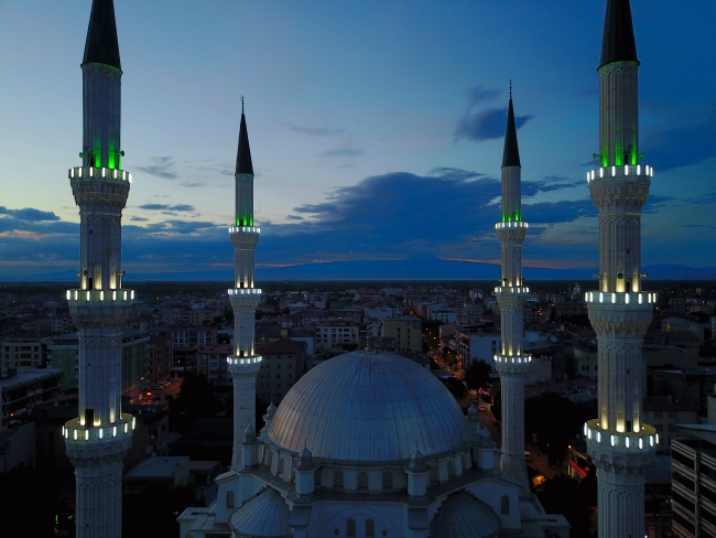 Bu şehirde yaşayanlar her gün iki defa iftar açıyor