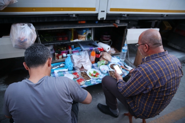 Bir sınır kapısında iftar açıyorlar, diğerinde sahur yapıyorlar