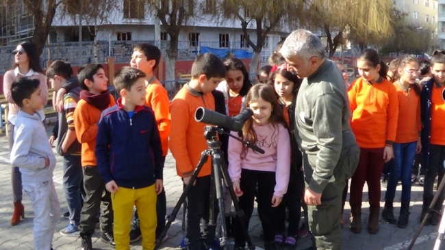 Iğdırlı öğrencilere teleskopla uygulamalı eğitim