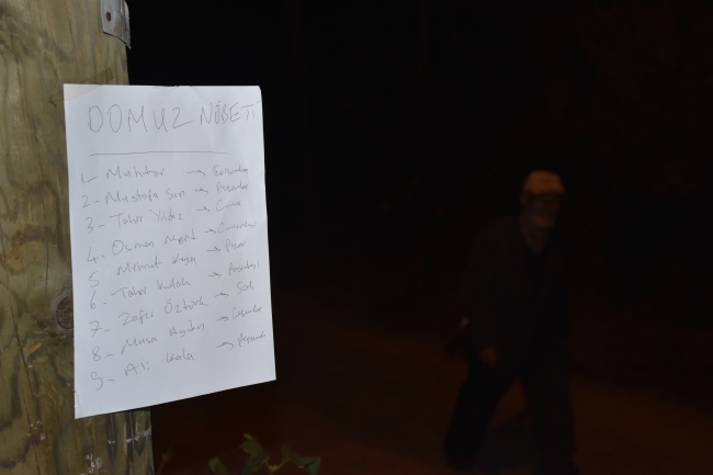 Köyün ihtiyarları domuz nöbetinde