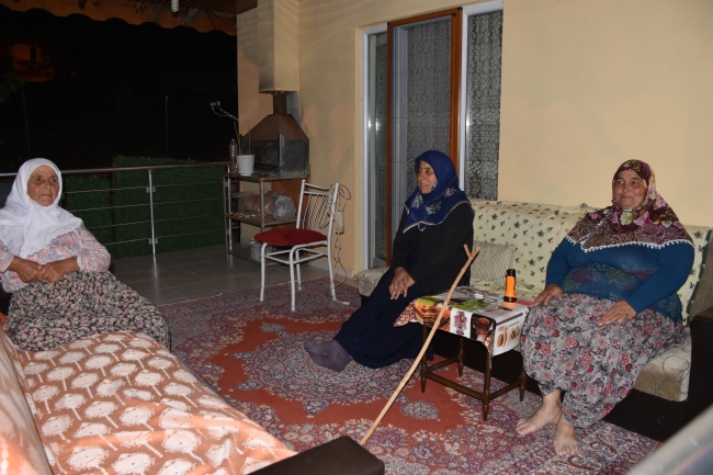 Köyün ihtiyarları domuz nöbetinde