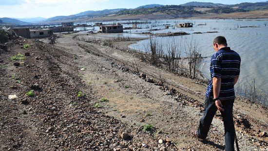 Barajdaki su azalınca köy ortaya çıktı