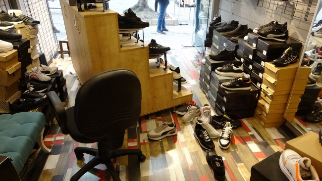 Yakalandıkları dükkanı dönüp soydular