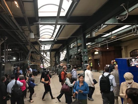 ABD'de yolcu treni istasyona çarptı