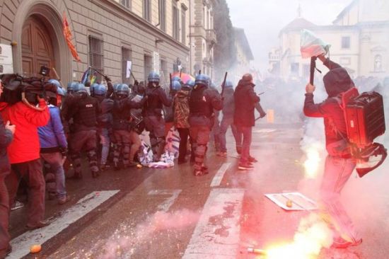 İtalya'da Renzi karşıtı göstericiler polisle çatıştı