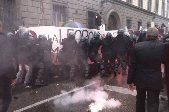 İtalya'da Renzi karşıtı göstericiler polisle çatıştı