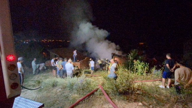 Bursa'da depo yangını: Tonlarca saman kül oldu