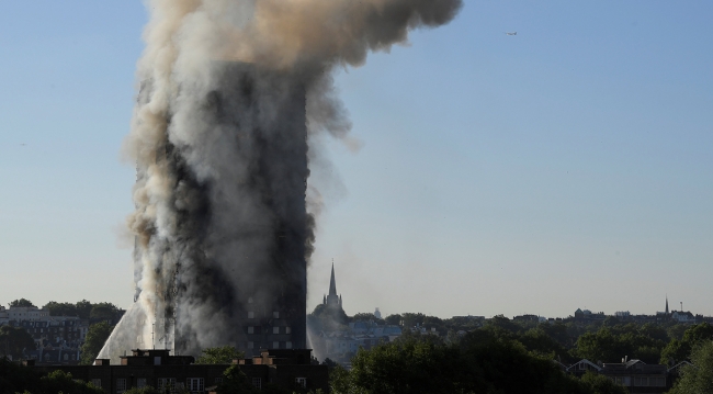 Londra'da 24 katlı binada yangın