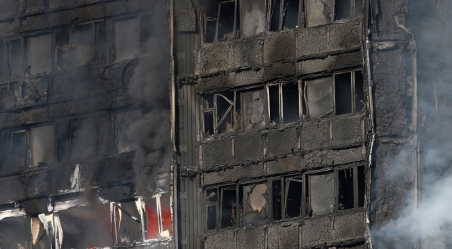 Londra'da 24 katlı binada yangın