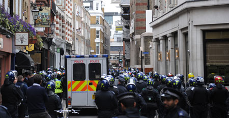 Londra'da G-8 protestolarına müdahale