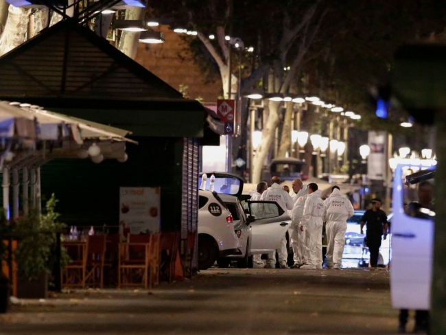 İspanya'da minibüs kalabalığa daldı