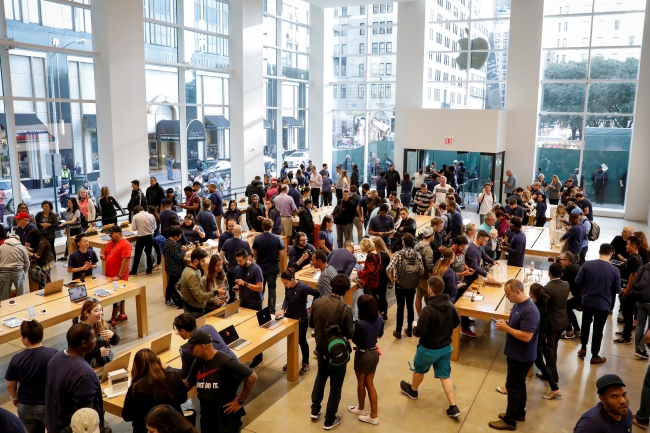 iPhone 8'i alabilmek için birbirleriyle yarıştılar