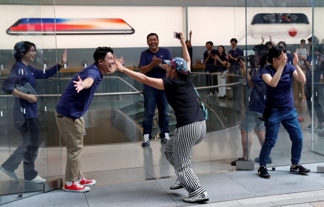 iPhone 8'i alabilmek için birbirleriyle yarıştılar