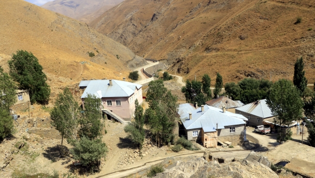 İran sınırına 43 kilometre beton duvar örüldü