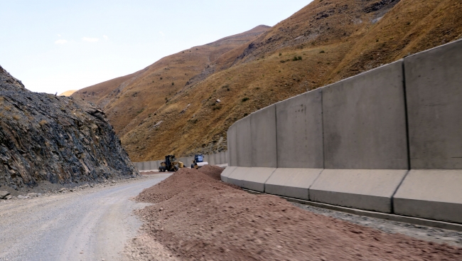 İran sınırına 43 kilometre beton duvar örüldü