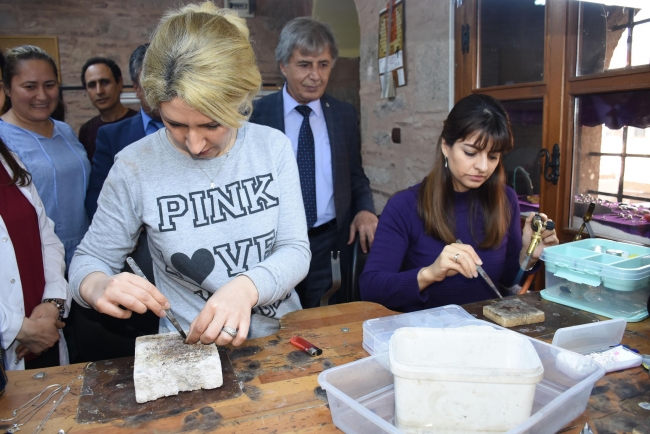 İranlı öğrenciler 3 bin yıllık telkari sanatını öğreniyor