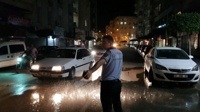 Hatay İskenderun'da bölgesel yağmur şaşırttı