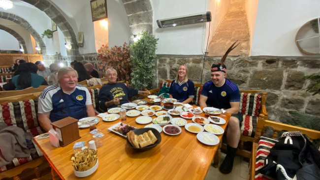 İskoçyalı taraftarlar tarihi Sur ilçesini gezdi