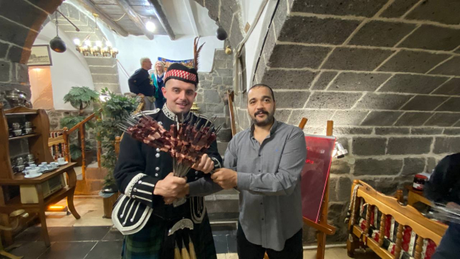 İskoçyalı taraftarlar tarihi Sur ilçesini gezdi