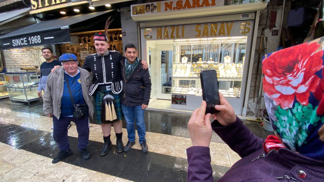 İskoçyalı taraftarlar tarihi Sur ilçesini gezdi