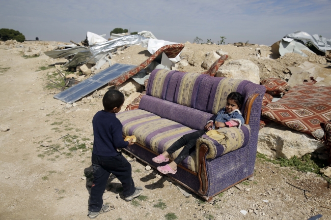 İsrail askerleri Filistinli ailenin evini yıktı