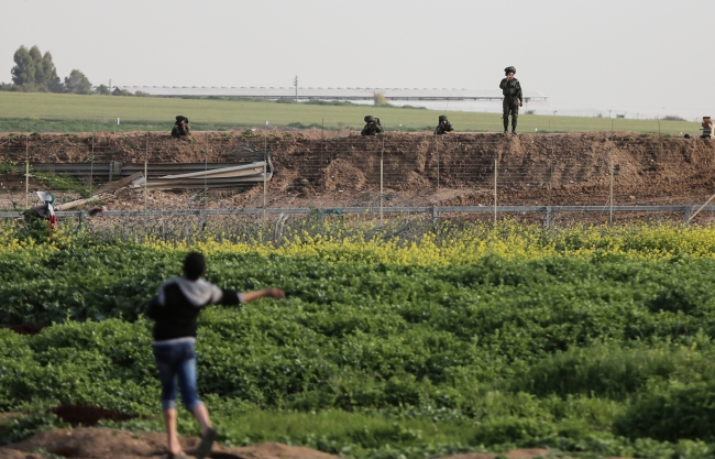 İsrail askerleri, 4 Filistinliyi gerçek mermiyle yaraladı