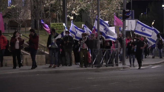 İsrail'de binlerce kişi Netanyahu'yu protesto etti