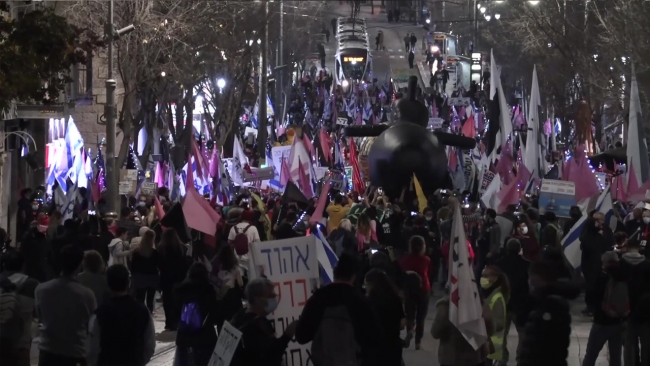 İsrail'de binlerce kişi Netanyahu'yu protesto etti