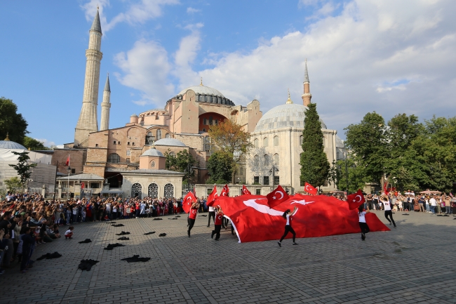 Londra ve İstanbul'da eş zamanlı "15 Temmuz" koreografisi