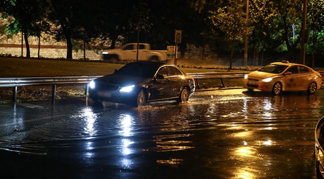 Kuvvetli fırtına Maltepe'de bir okulun çatısını uçurdu