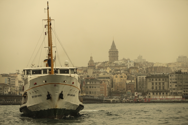 Gökyüzünden toz yağdı, araçların üstü çamurla kaplandı