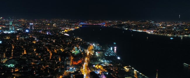 İstanbul mavi-turuncuya büründü