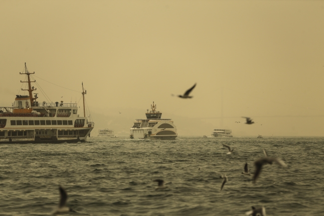 Gökyüzünden toz yağdı, araçların üstü çamurla kaplandı