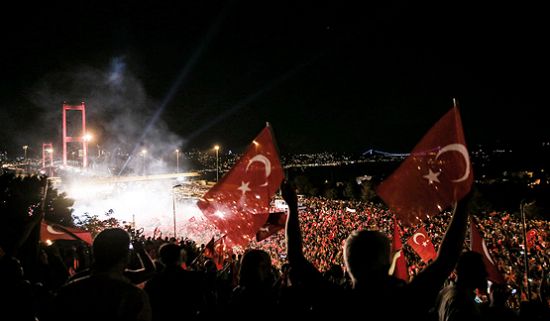 Vatandaşların meydanlarda demokrasi nöbeti sürüyor