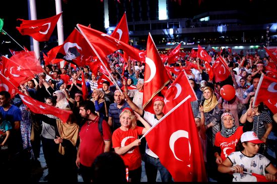 Vatandaşların 'demokrasi nöbeti' devam ediyor