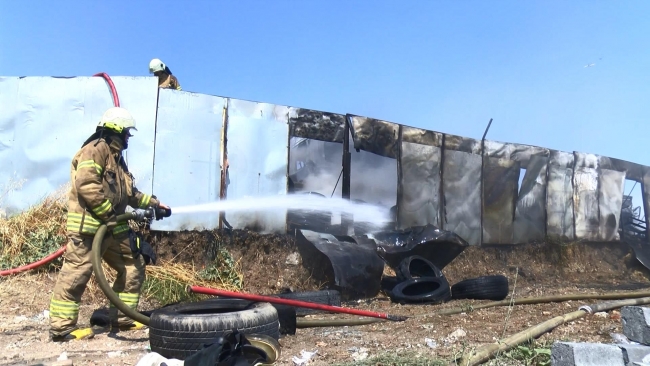 İstanbul'da lastik deposunda yangın: 3 kişi dumandan etkilendi