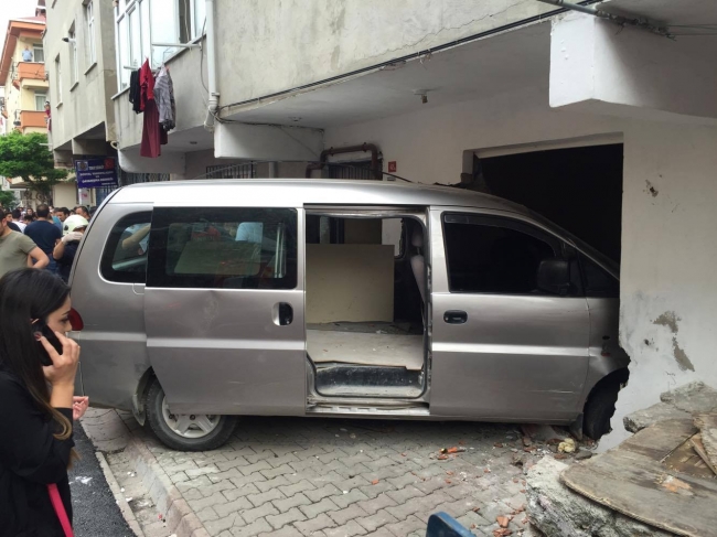 Minibüs önce çocuklara çarptı sonra da bir eve girdi