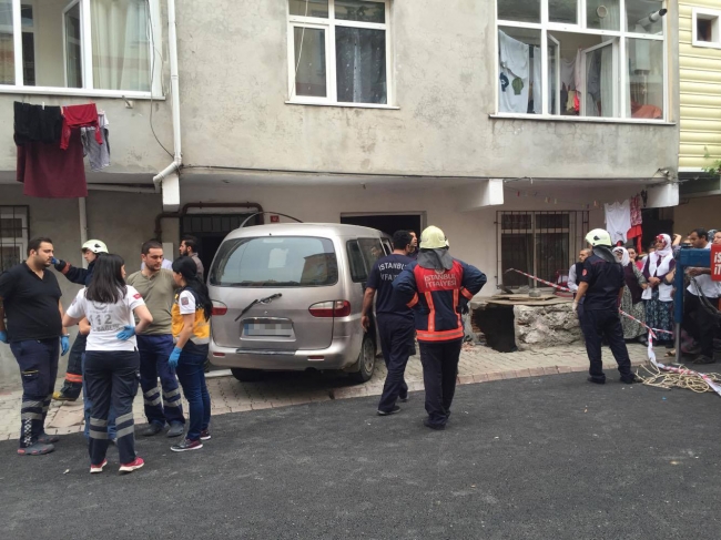 Minibüs önce çocuklara çarptı sonra da bir eve girdi