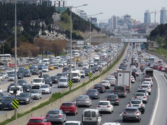 İstanbul'da kısıtlama öncesi trafik yoğunluğu artıyor