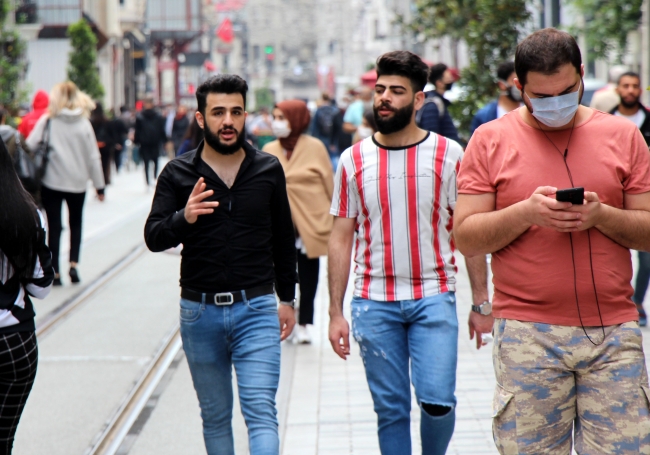İstiklal Caddesi'ndeki kalabalık "sosyal mesafe" tanımadı
