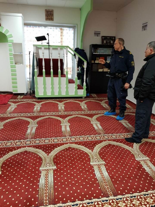 İsveç'te camiye çirkin saldırı
