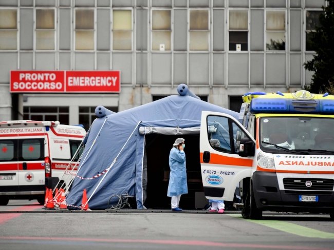 İtalya'da hastanelerin maksimum doluluk oranına ulaşmasının ardından bahçelerde çadırlar kuruldu. Foto: AP