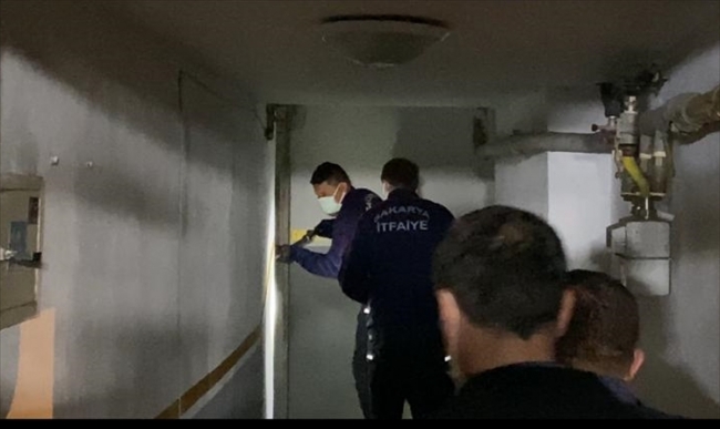 Polisi görünce kendilerini büfeye kilitlediler