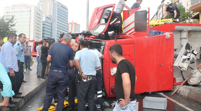 İstanbul'da itfaiye aracı devrildi: 3 yaralı
